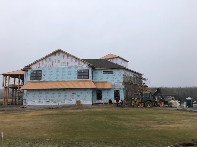 A one tee side view of the club house under construction